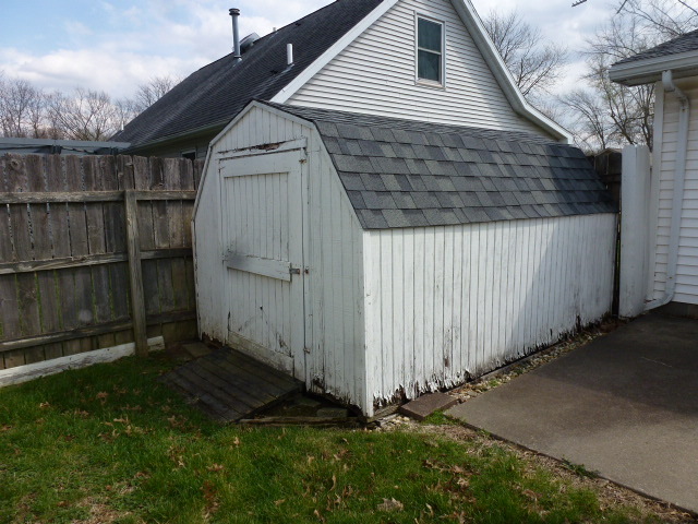 3 Deerefield Court Clinton, IL 61727 - Photo 24 of 29 a backyard of a house