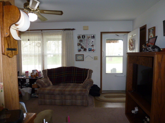 3 Deerefield Court Clinton, IL 61727 - Photo 5 of 29 a living room with furniture and a window