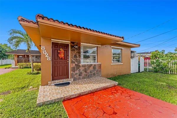 a view of a house with a backyard