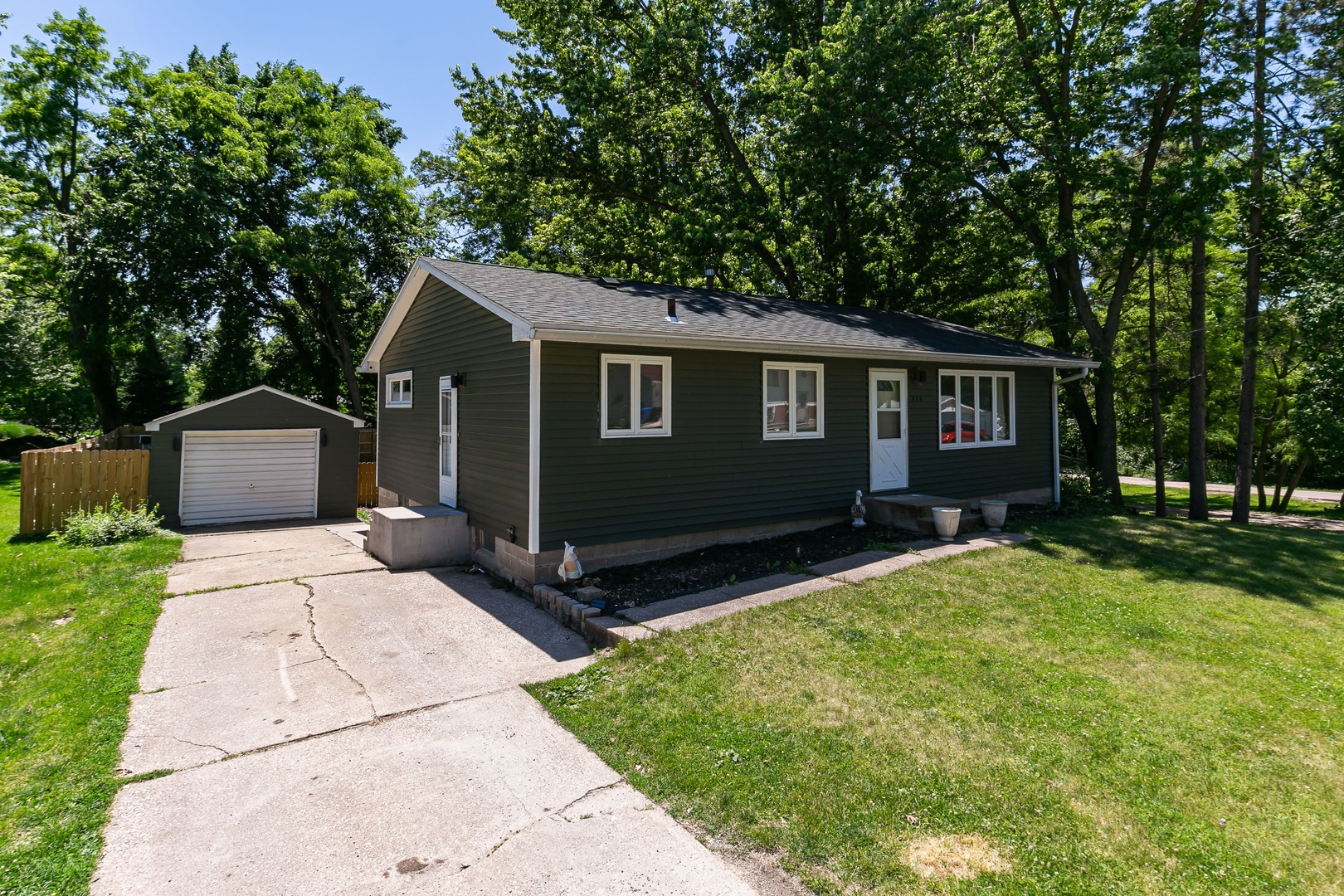 226 33rd Avenue Moline, IL 61265 - Photo 3 of 34