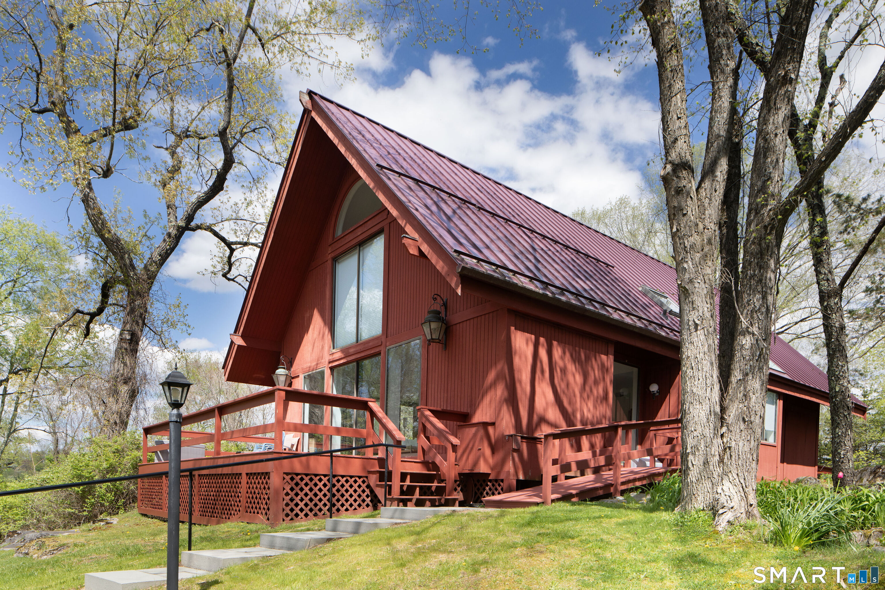 a view of an house with backyard and deck