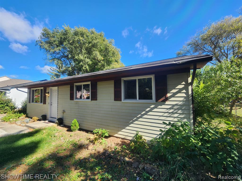 3307 Gerald Avenue Rochester, MI 48307 - Photo 2 of 20