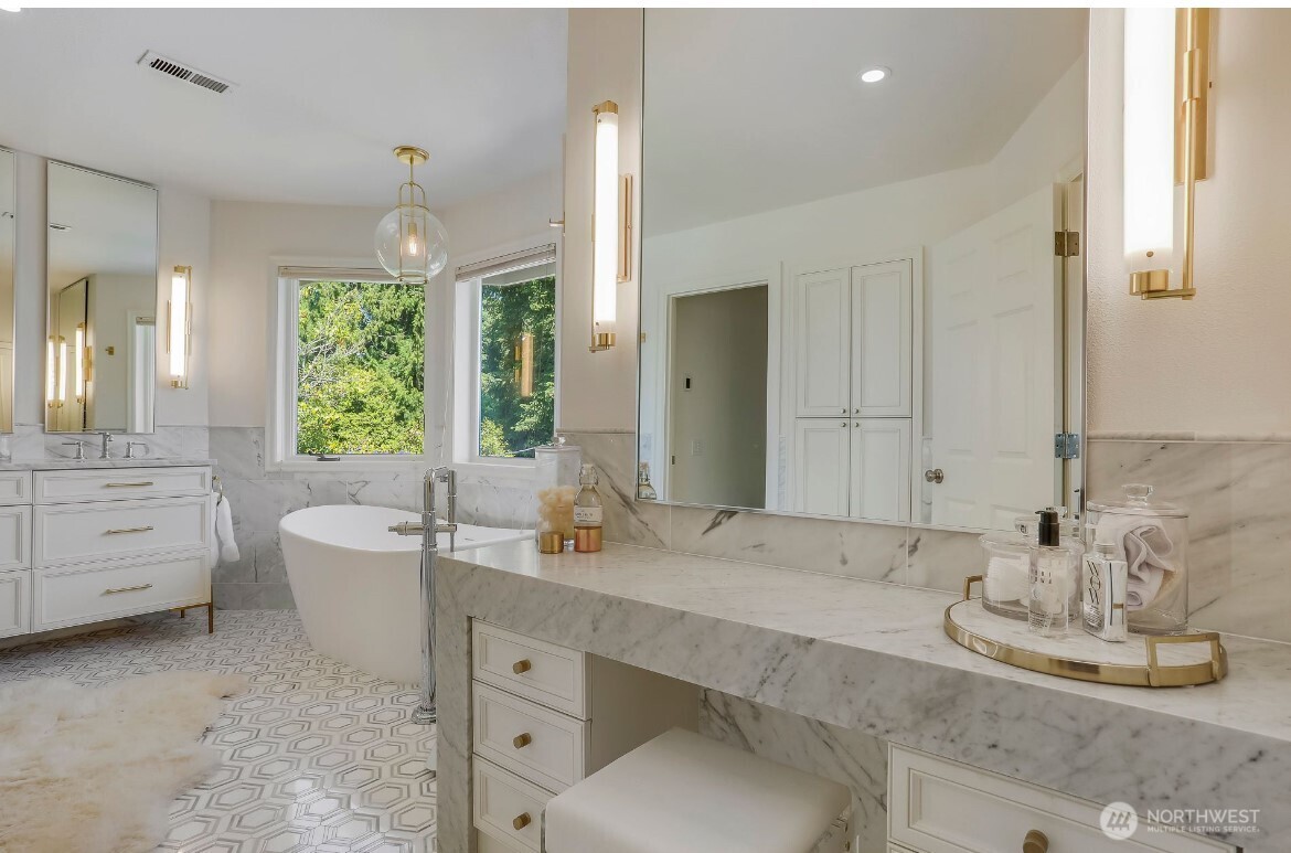 6543 Northeast Windermere Road Seattle, WA 98105 - Photo 4 of 4