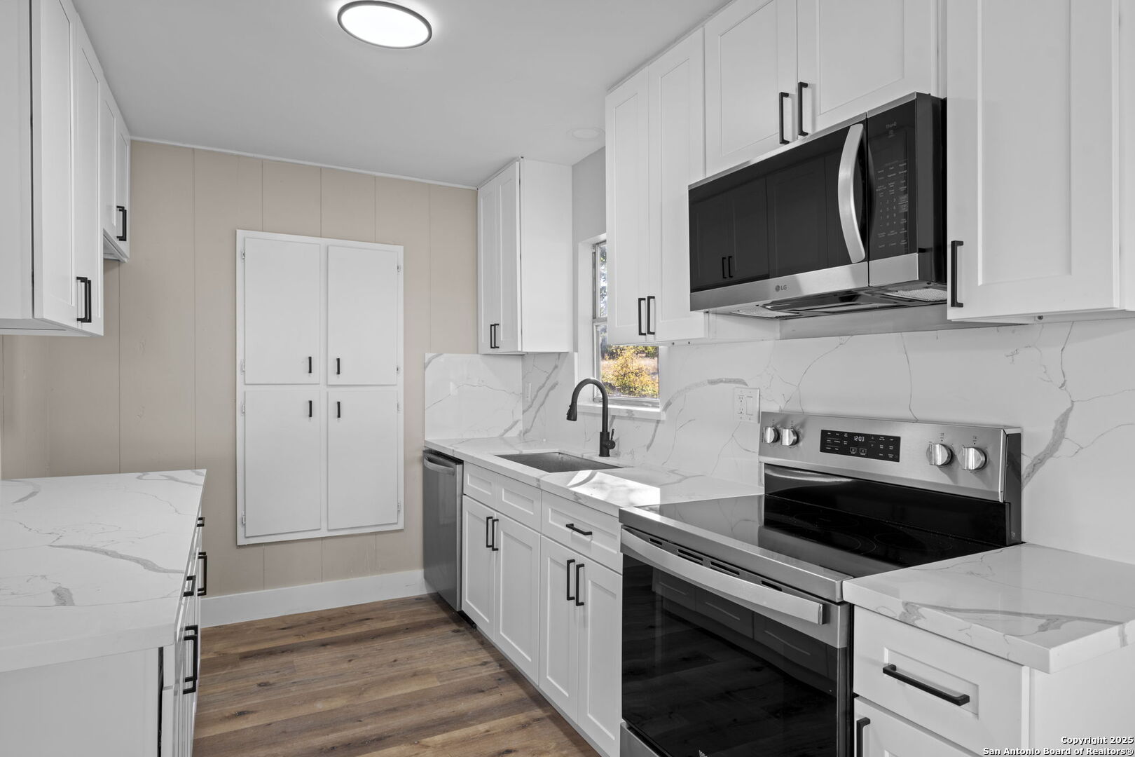 28 Ruger Road Fredericksburg, TX 78624 - Photo 9 of 46 a kitchen with a stove and a microwave