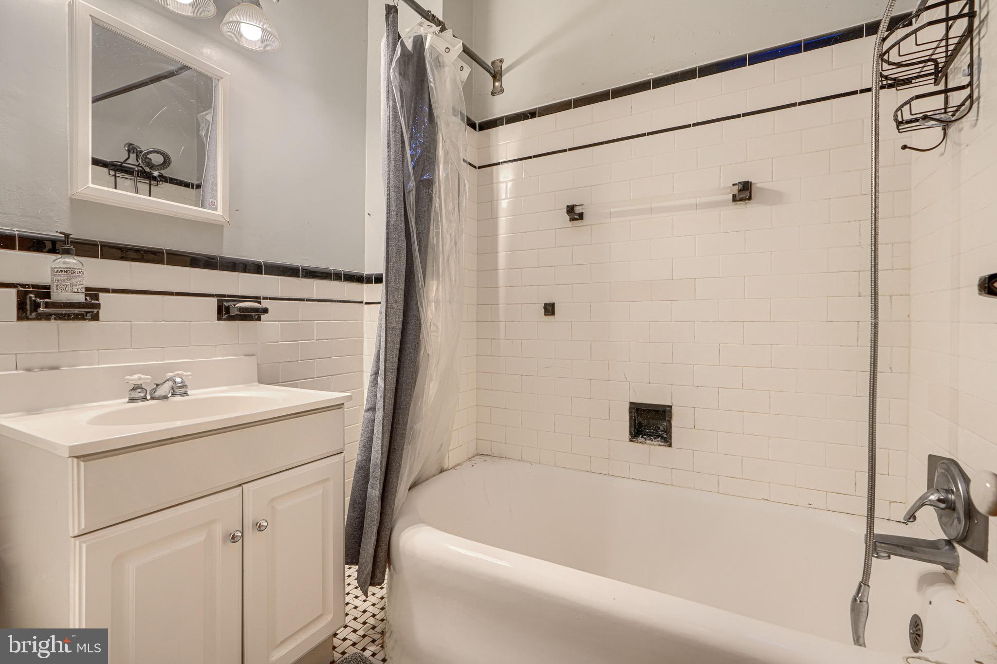 512 South Curley Street Baltimore, MD 21224 - Photo 26 of 29 a bathroom with a sink and a bathtub