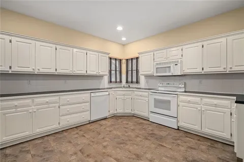 $525,000 | 8031 West 122nd Terrace, Overland Park, KS 66213