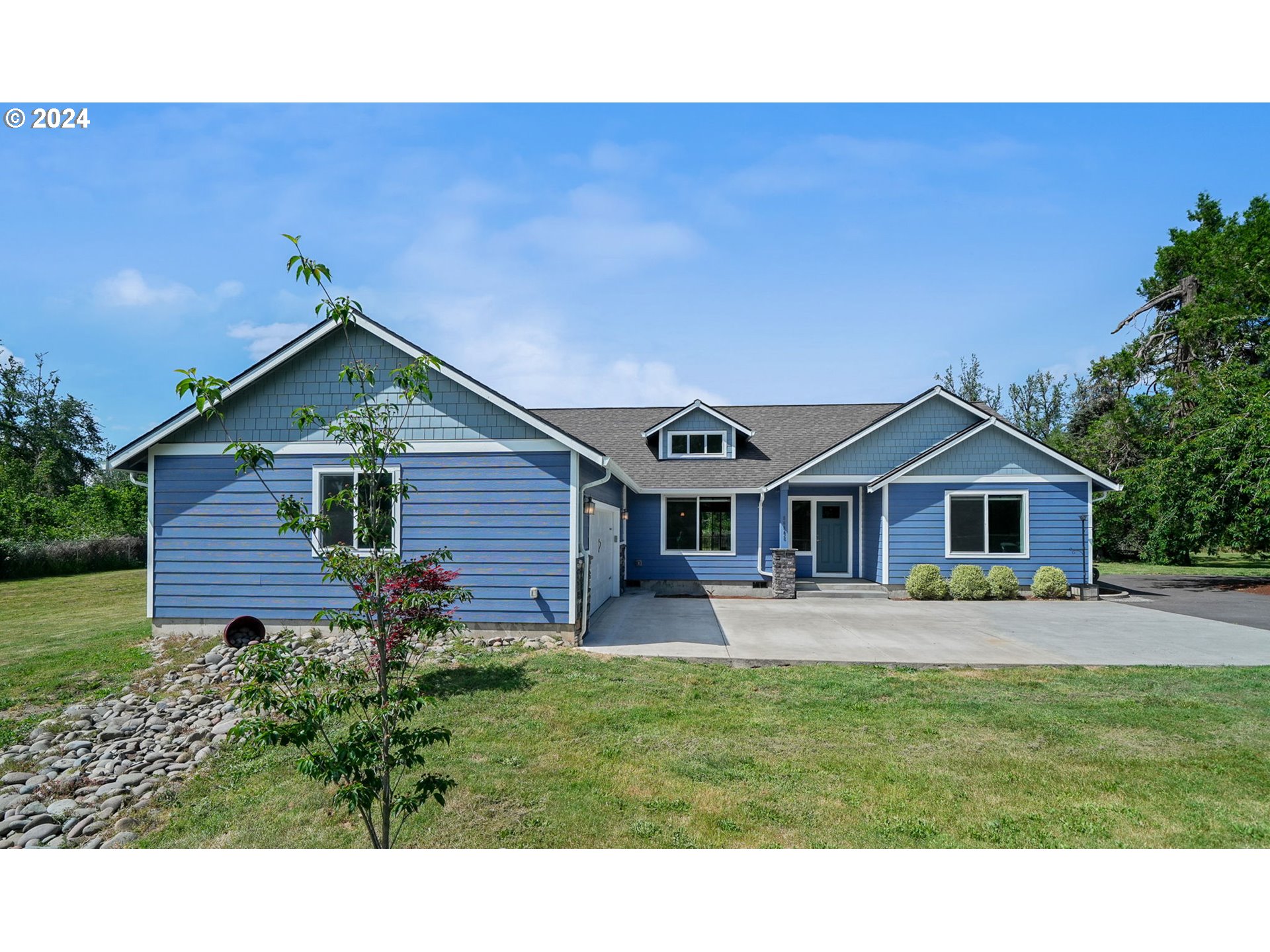 86002 Edenvale Road Pleasant Hill, OR 97455 - Photo 4 of 48 a house view with a garden space