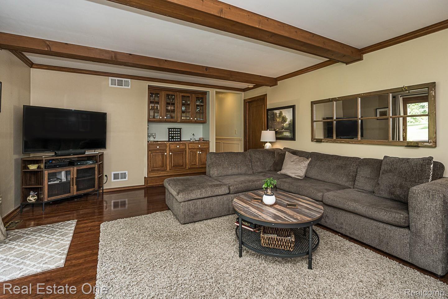 1380 Chestnut Circle Rochester, MI 48309 - Photo 17 of 46 Family room