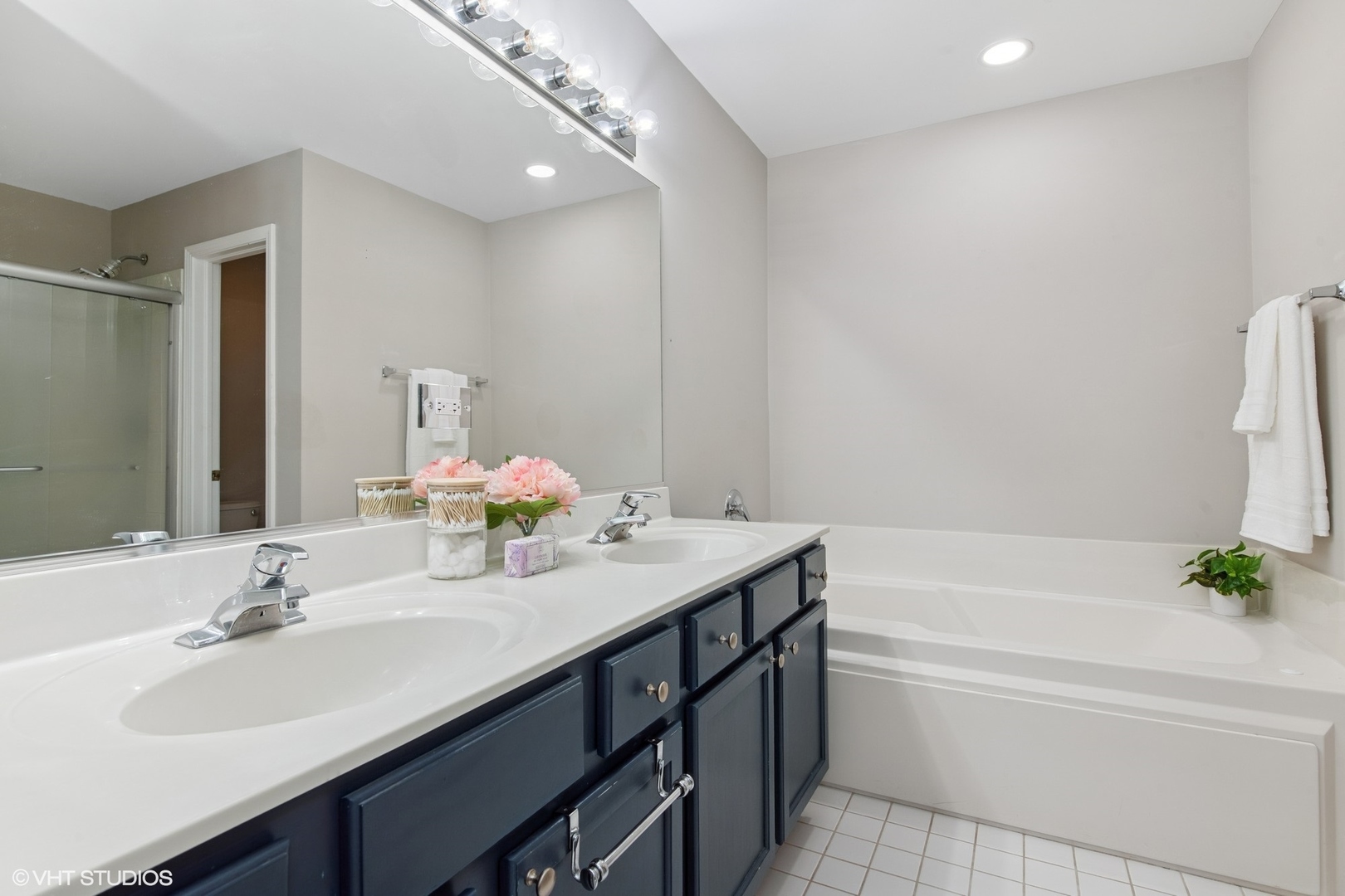 1136 Georgetown Way Vernon Hills, IL 60061 - Photo 14 of 21 a bathroom with a tub sink and mirror