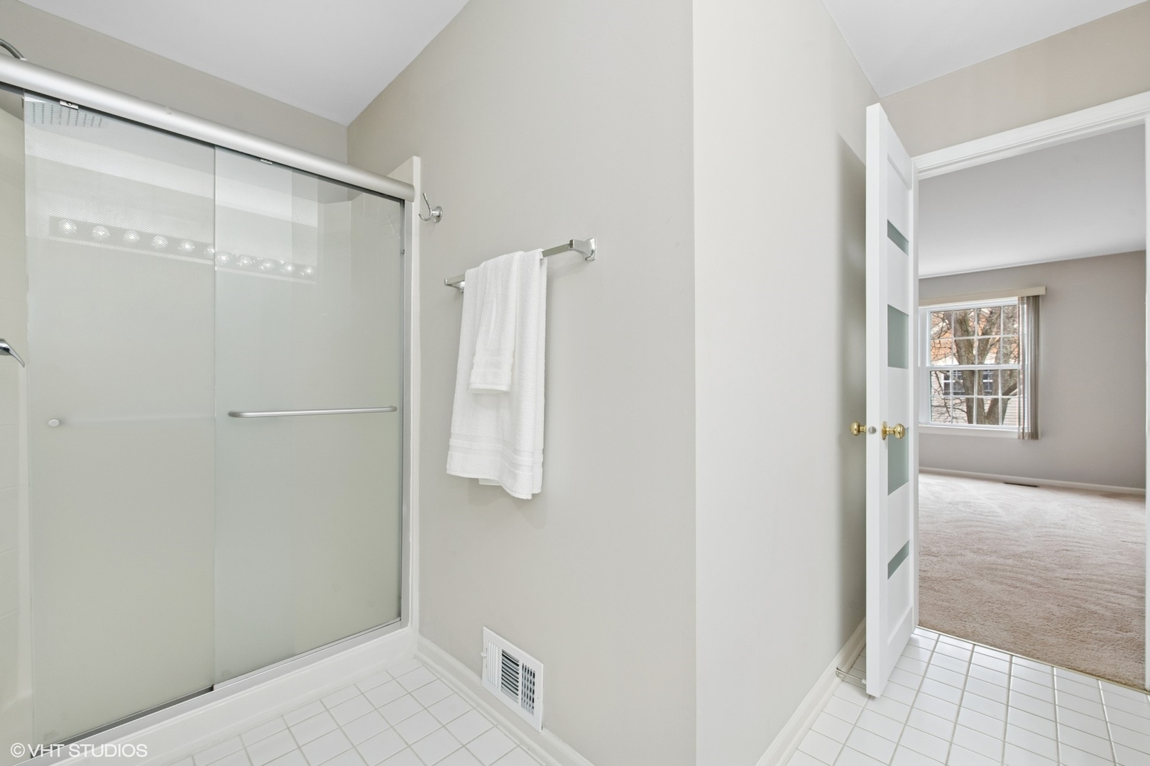 1136 Georgetown Way Vernon Hills, IL 60061 - Photo 15 of 21 a view of bathroom
