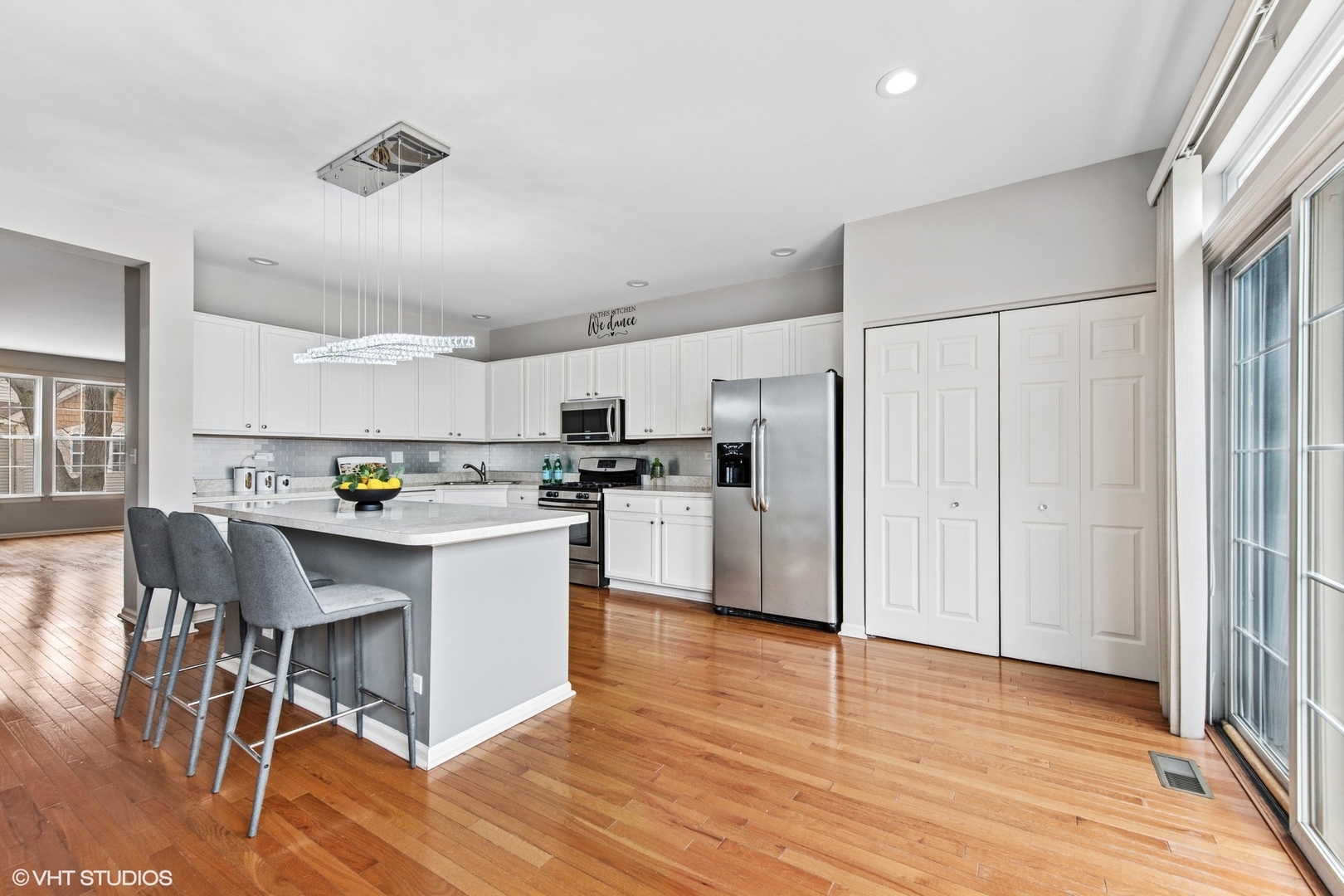 1136 Georgetown Way Vernon Hills, IL 60061 - Photo 9 of 21 a kitchen with a table chairs refrigerator and cabinets