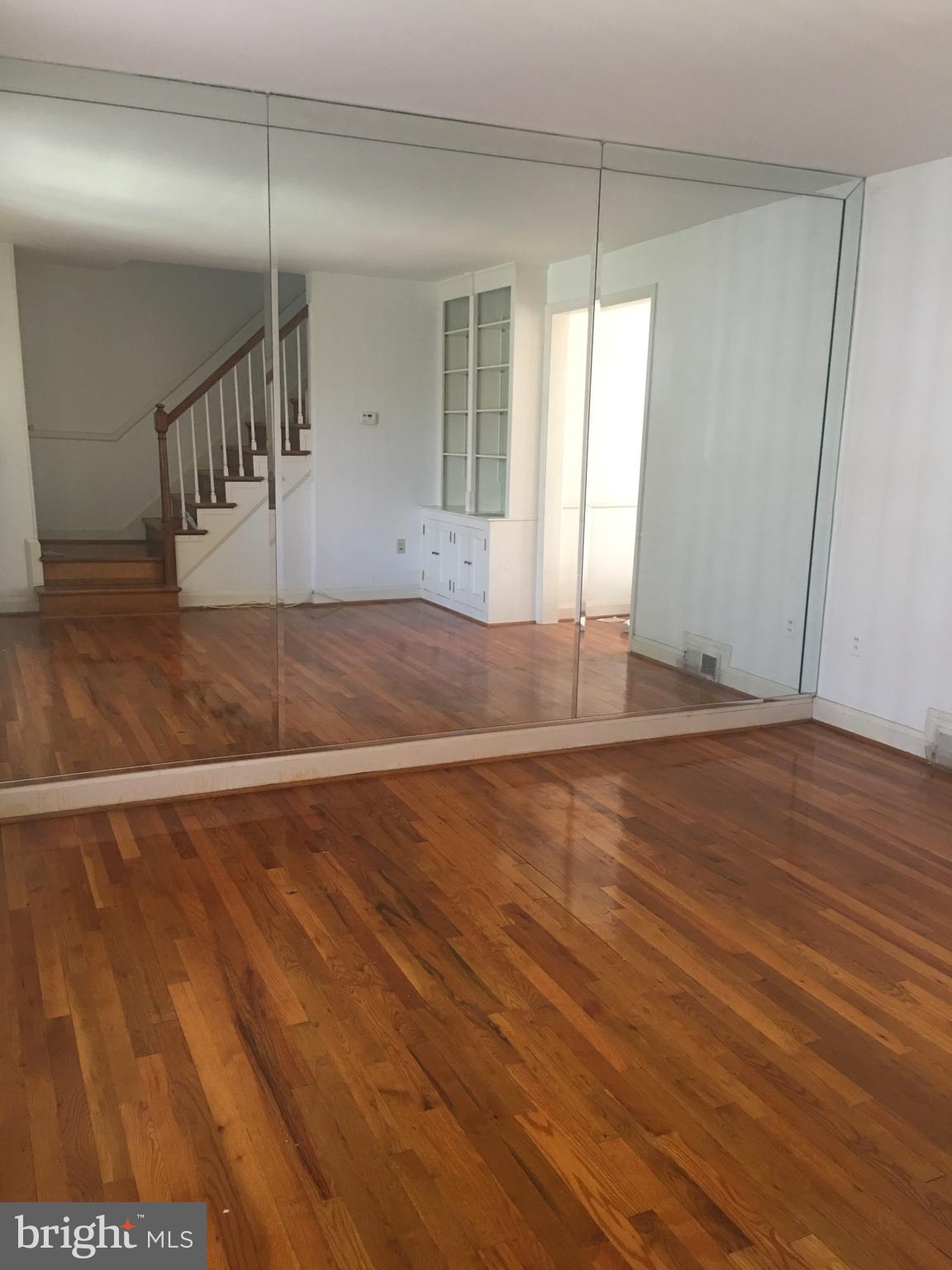 1011 St Dunstans Road Baltimore, MD 21212 - Photo 2 of 22 Living Room
