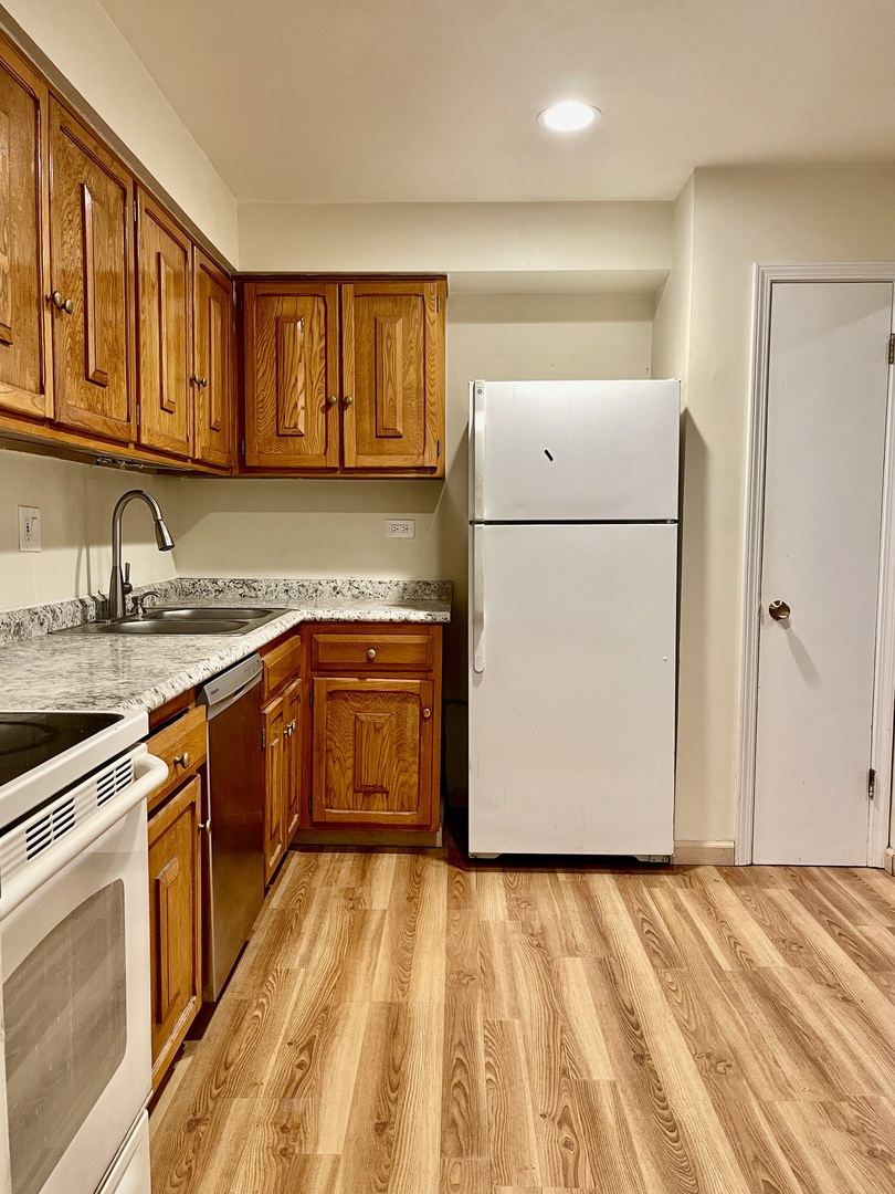 706 East Algonquin Road, Unit 204 Arlington Heights, IL 60005 - Photo 2 of 14