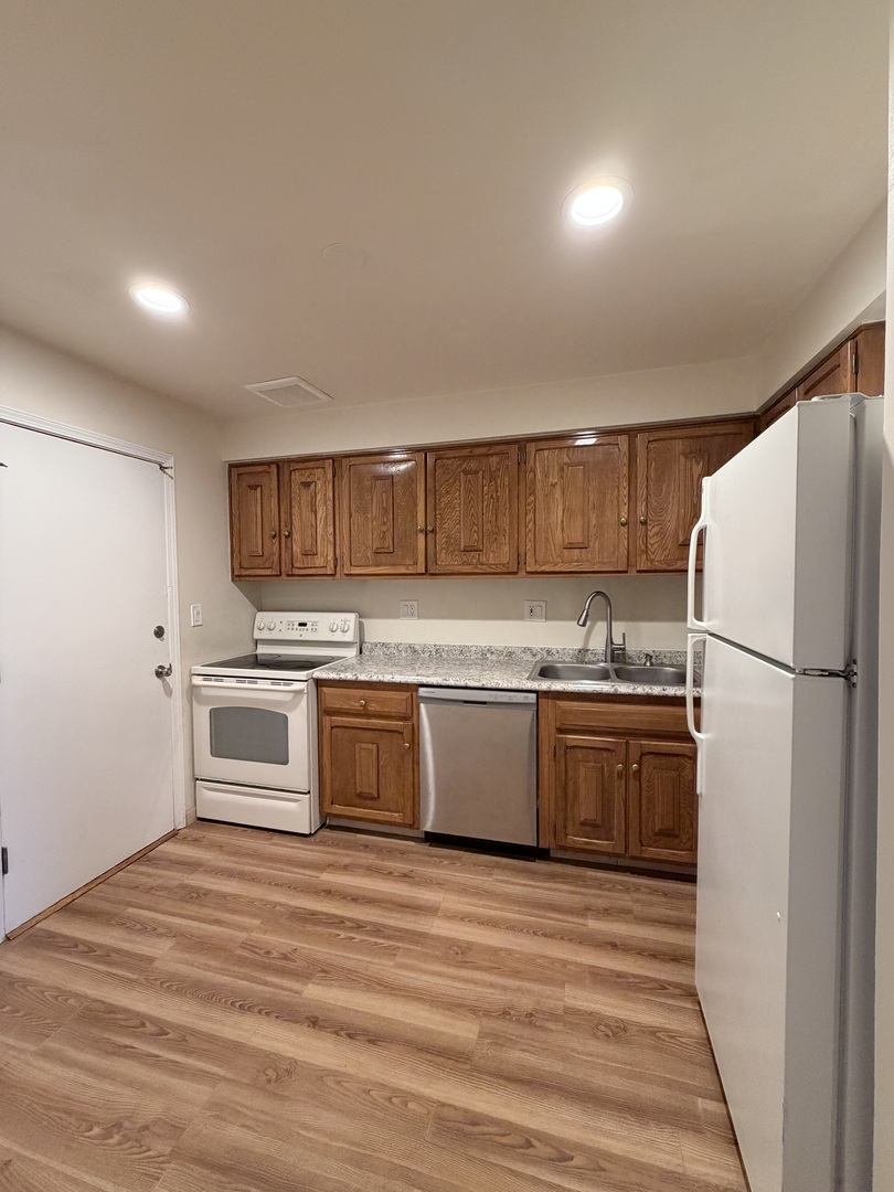 706 East Algonquin Road, Unit 204 Arlington Heights, IL 60005 - Photo 3 of 14