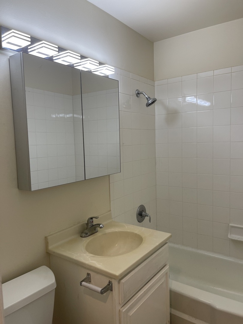 706 East Algonquin Road, Unit 204 Arlington Heights, IL 60005 - Photo 4 of 14