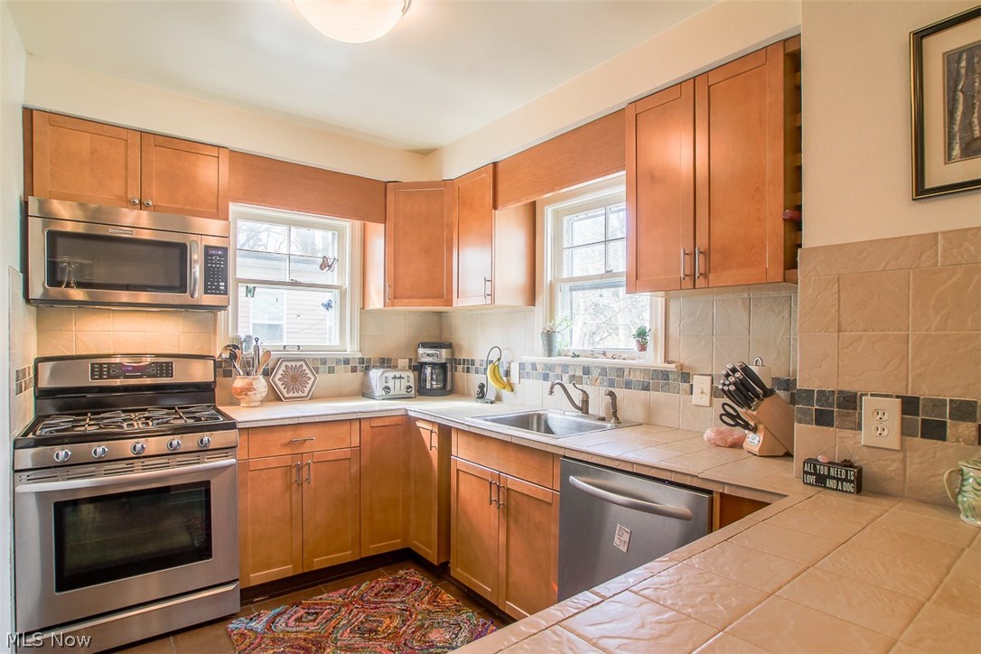 2636 Milton Road Cleveland, OH 44118 - Photo 7 of 15