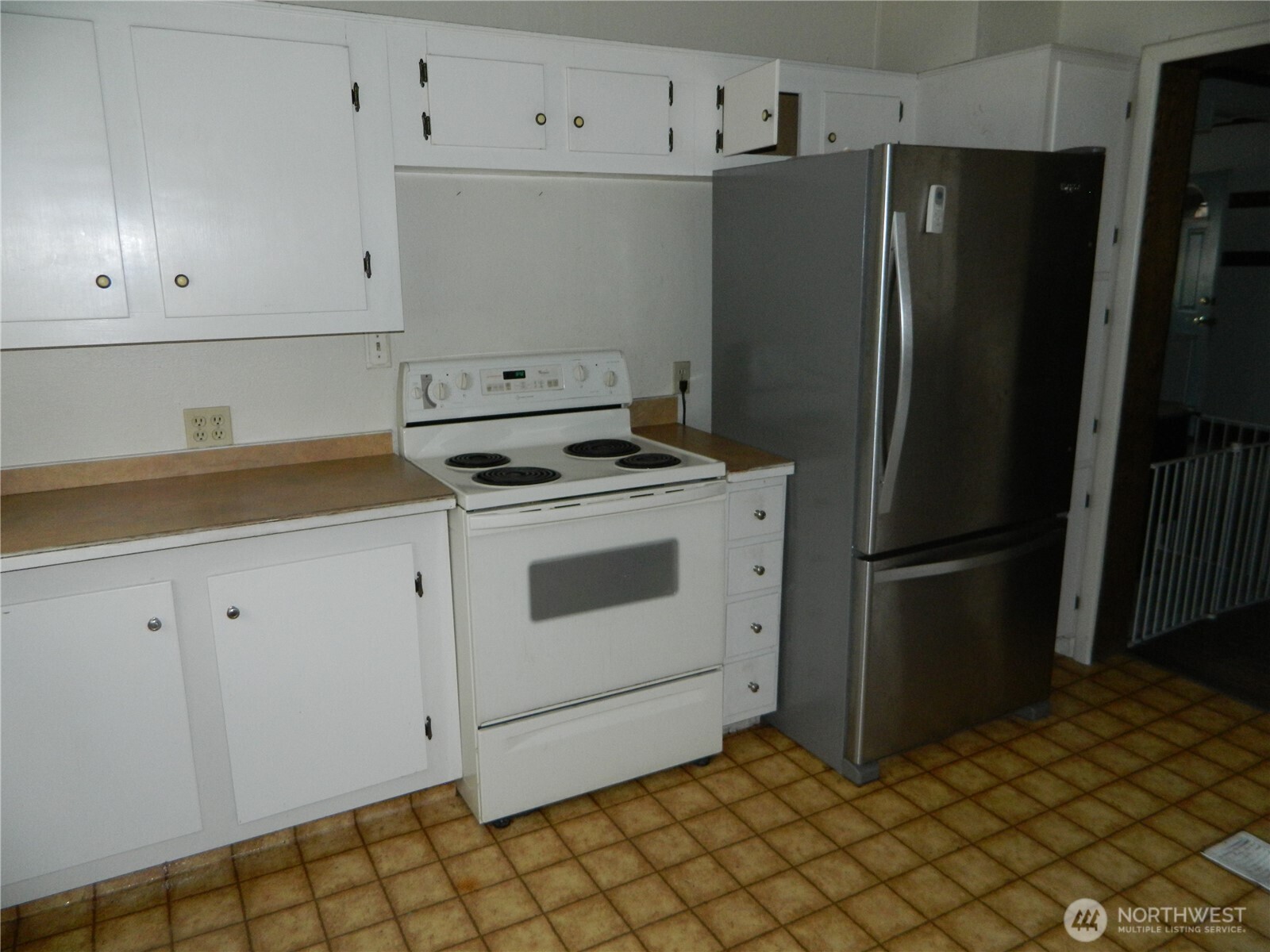 26 Palmer Avenue Loomis, WA 98827 - Photo 12 of 20 a kitchen with cabinets and white stainless steel appliances
