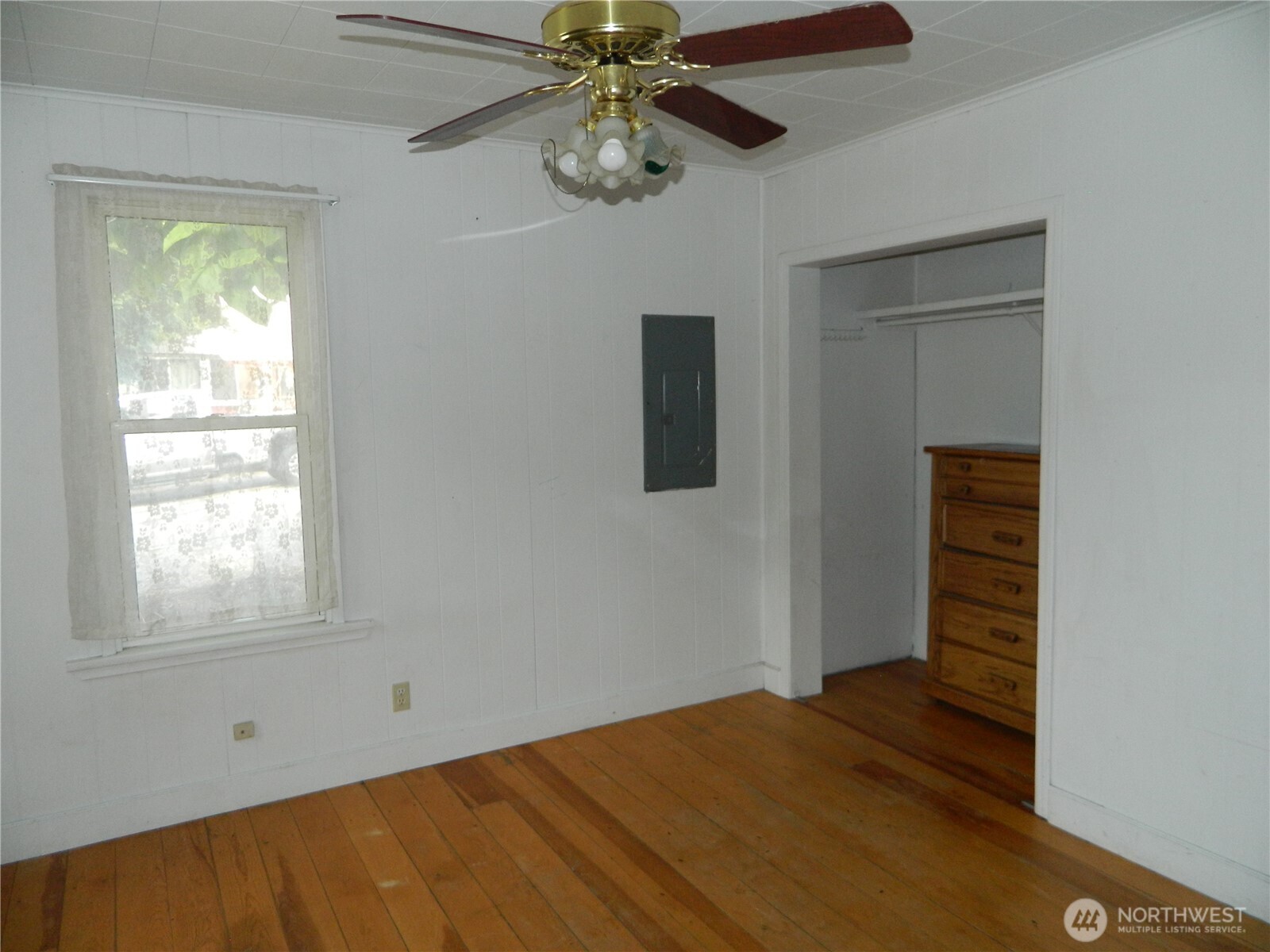 26 Palmer Avenue Loomis, WA 98827 - Photo 17 of 20 a view of empty room with wooden floor and fan