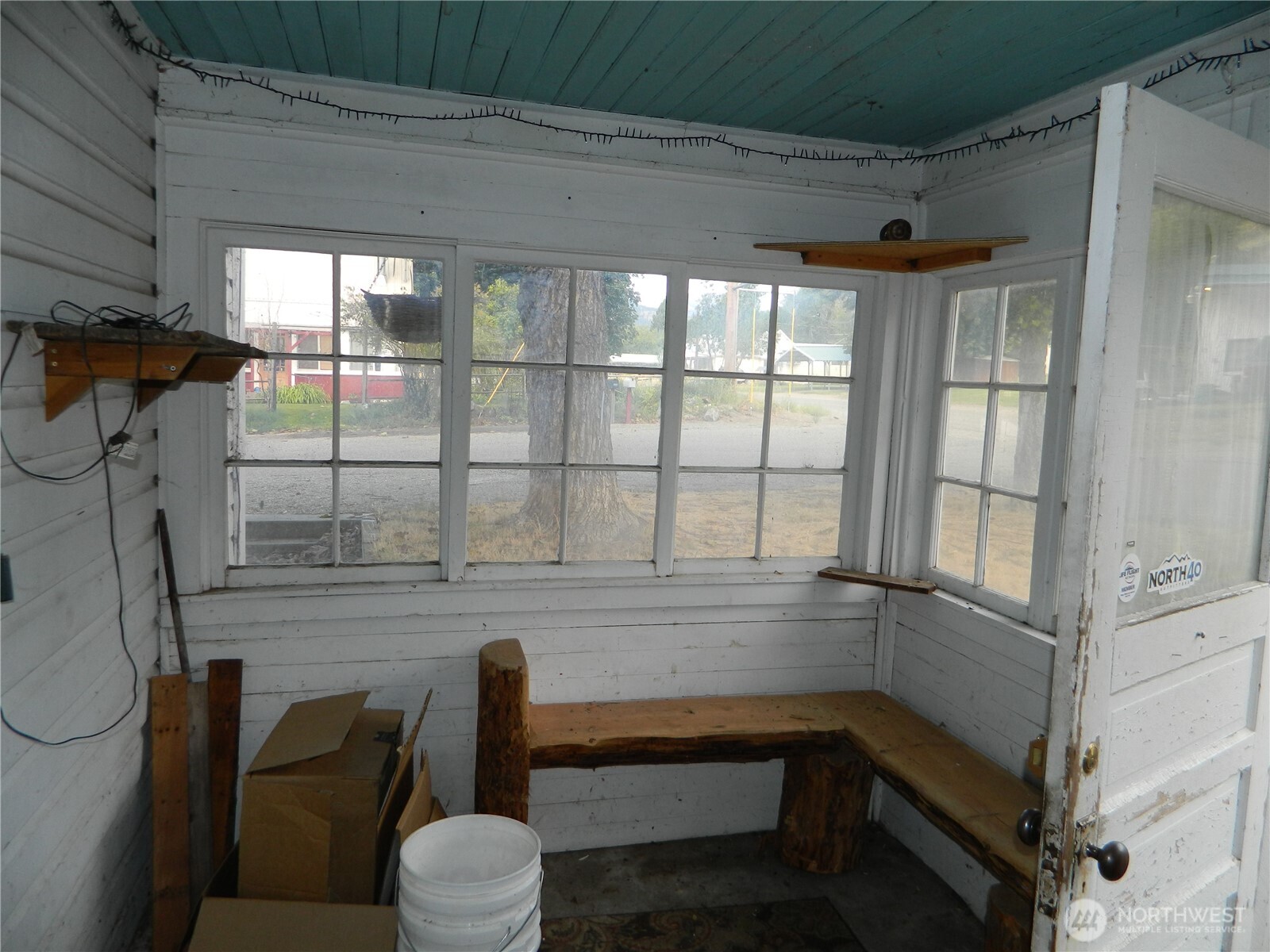 26 Palmer Avenue Loomis, WA 98827 - Photo 6 of 20 a bathroom with a bathtub and a window