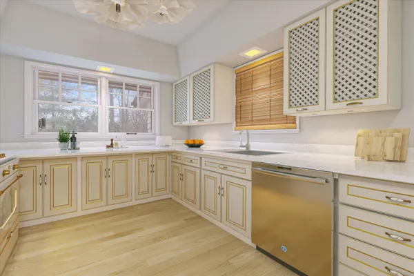 $425,000 | 2570 Gaywood Court, Brookfield, WI 53045