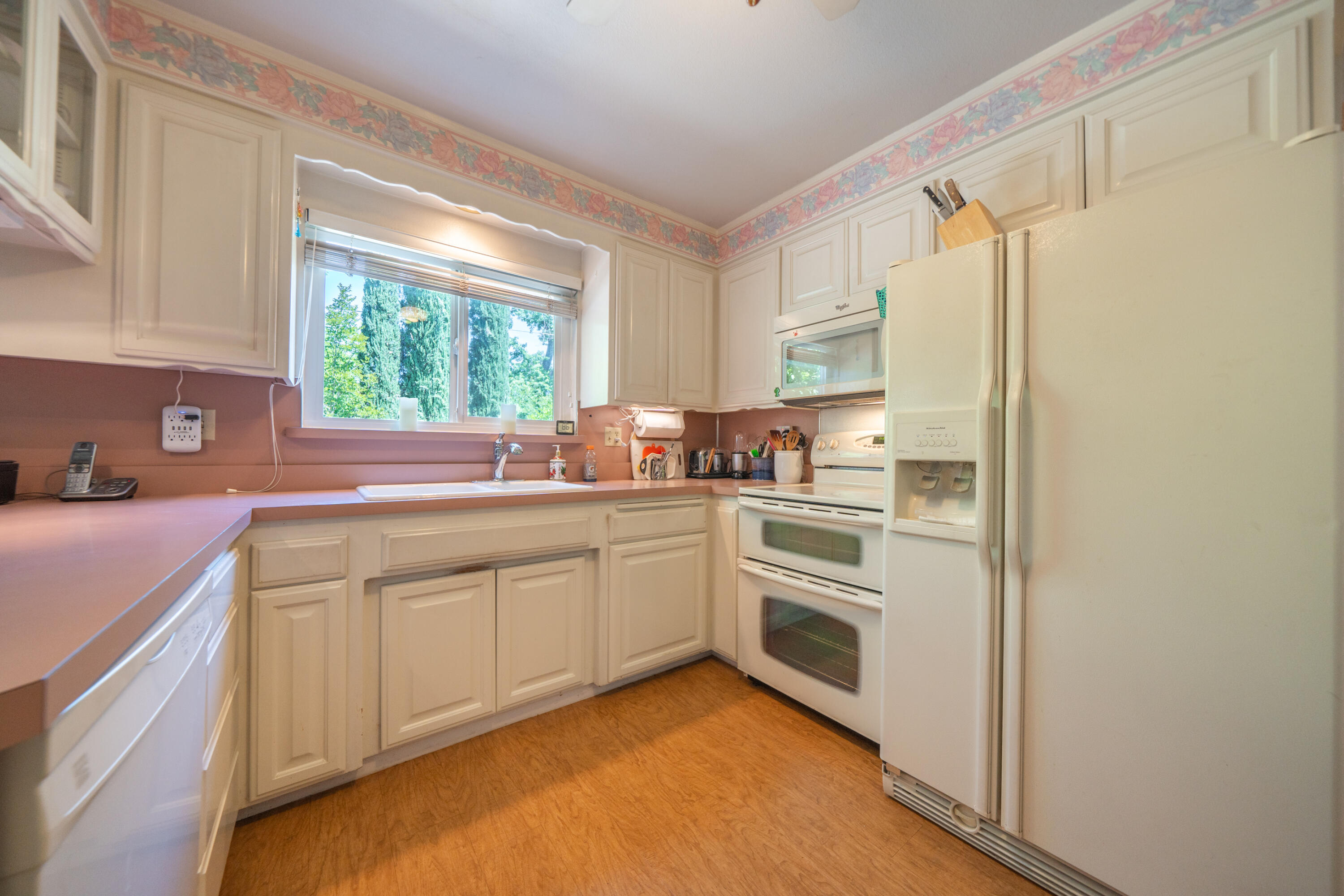596 Estate Street Redding, CA 96002 - Photo 7 of 29 596 Estate St-20