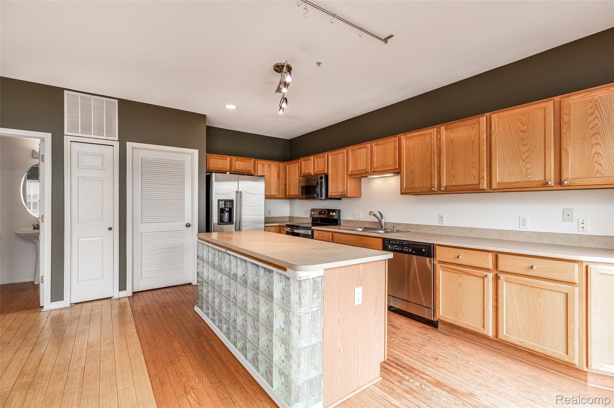 1411 Raliegh Place Troy, MI 48084 - Photo 15 of 27 14.Kitchen