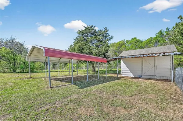 a view of a backyard
