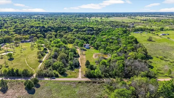 a view of a yard with an buildings and a yard