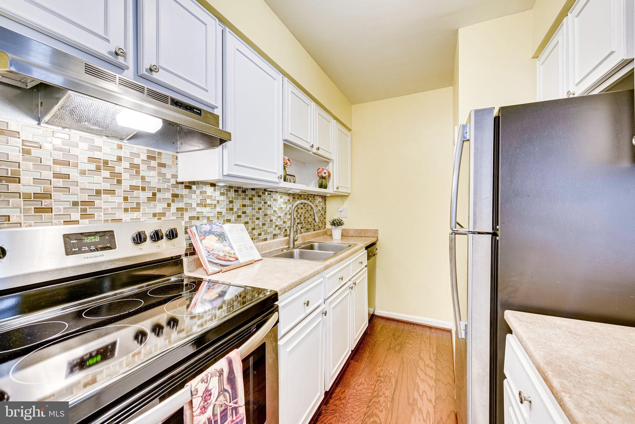 5909 B Prince James Drive, Unit B Springfield, VA 22152 - Photo 8 of 18 a kitchen with a stove and a refrigerator