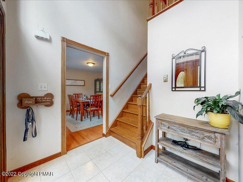 1080 Hampstead Road Bushkill, PA 18324 - Photo 6 of 62 1080 Hampstead Foyer