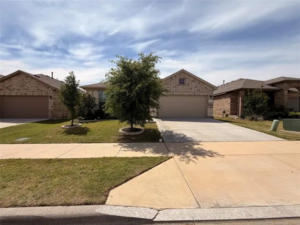 $2,800 | 209 Irish Moss Drive, Fort Worth, TX 76052
