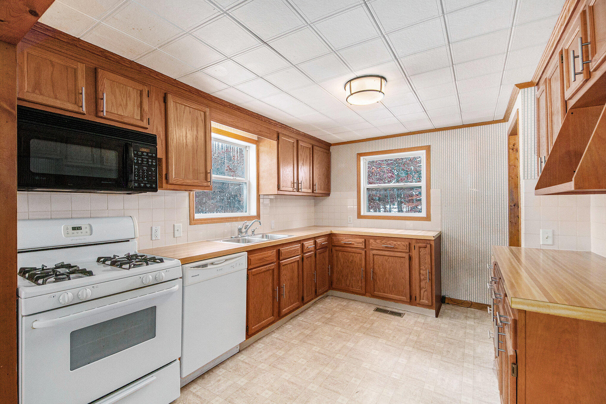 2730 Johnson Road Gowen, MI 49326 - Photo 5 of 33 2730 Johnson Rd Kitchen