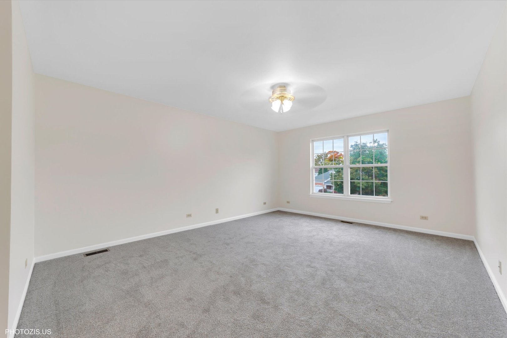 1034 Heather Court Fox River Grove, IL 60021 - Photo 22 of 64 an empty room with a window