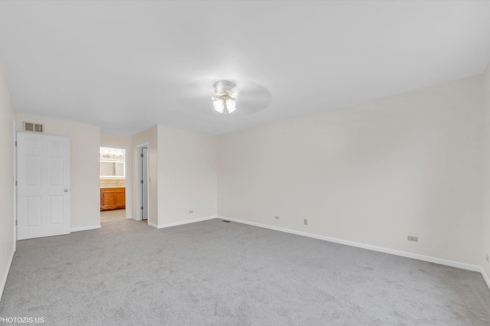 1034 Heather Court Fox River Grove, IL 60021 - Photo 23 of 64 an empty room with a view