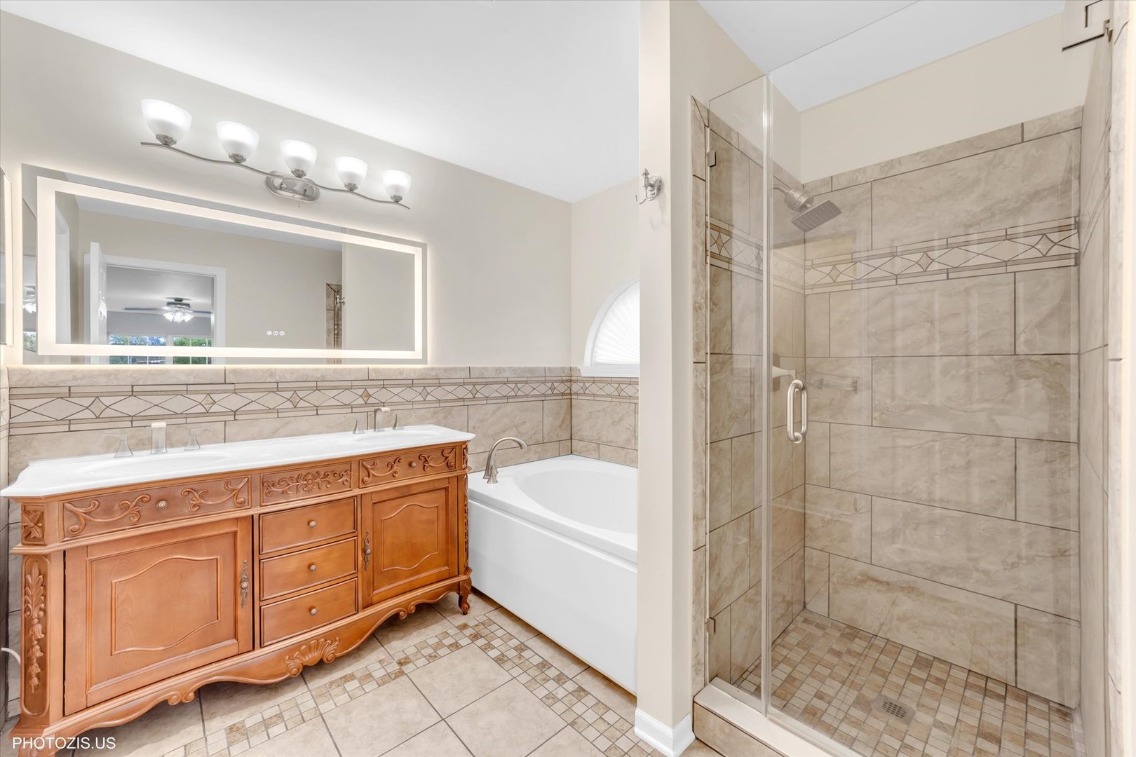 1034 Heather Court Fox River Grove, IL 60021 - Photo 25 of 64 a bathroom with a tub sink and mirror