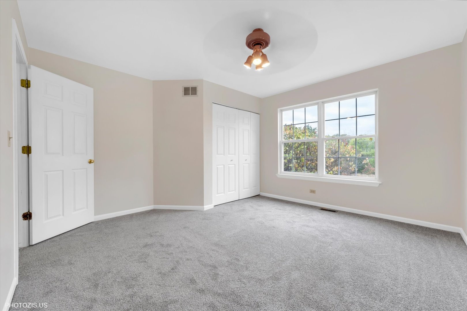 1034 Heather Court Fox River Grove, IL 60021 - Photo 30 of 64 an empty room with windows