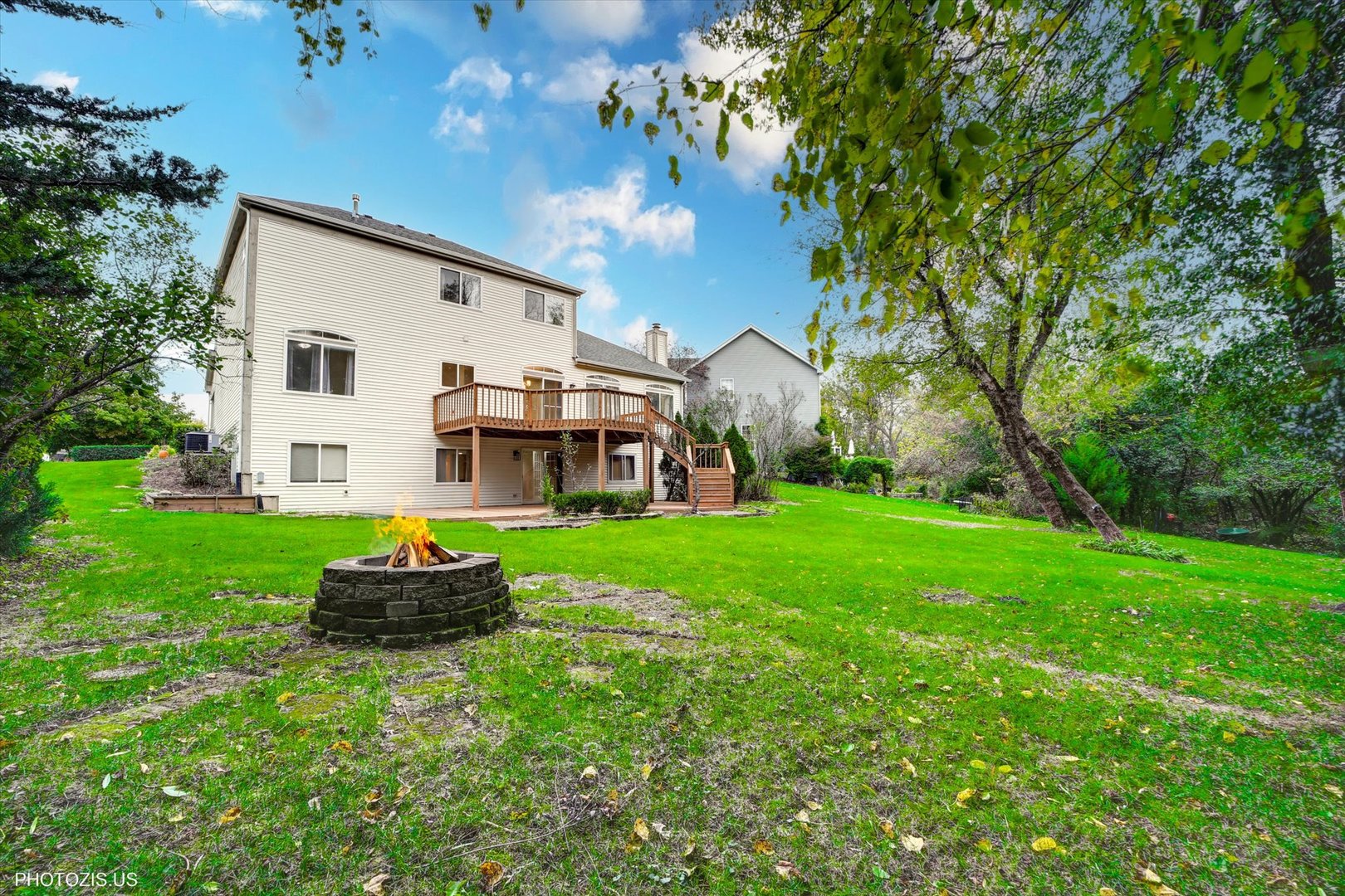 1034 Heather Court Fox River Grove, IL 60021 - Photo 55 of 64 a house view with a garden space