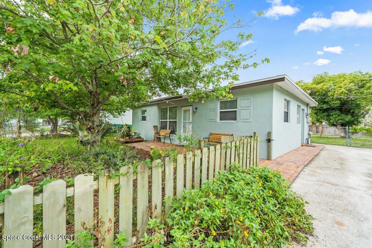 420 West Rutgers Street Melbourne, FL 32901 - Photo 2 of 40 Side Yard