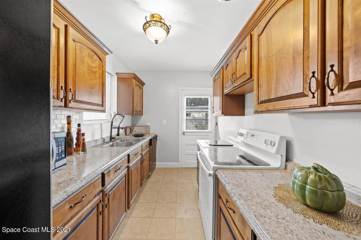 420 West Rutgers Street Melbourne, FL 32901 - Photo 12 of 40 Kitchen to Outside