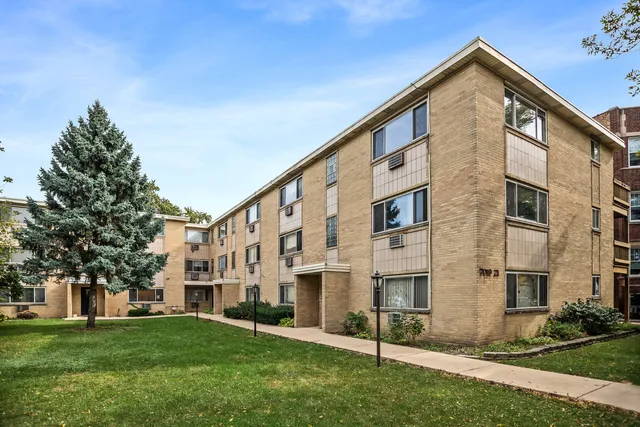 $145,000 | 7019 North Ridge Boulevard, Unit 3A, Chicago, IL 60645