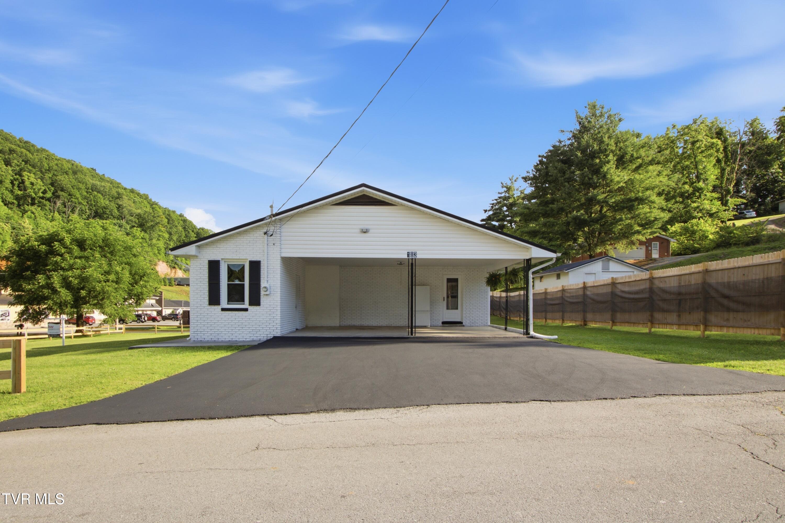 103 Commodore Avenue Elizabethton, TN 37643 - Photo 26 of 45 Carport