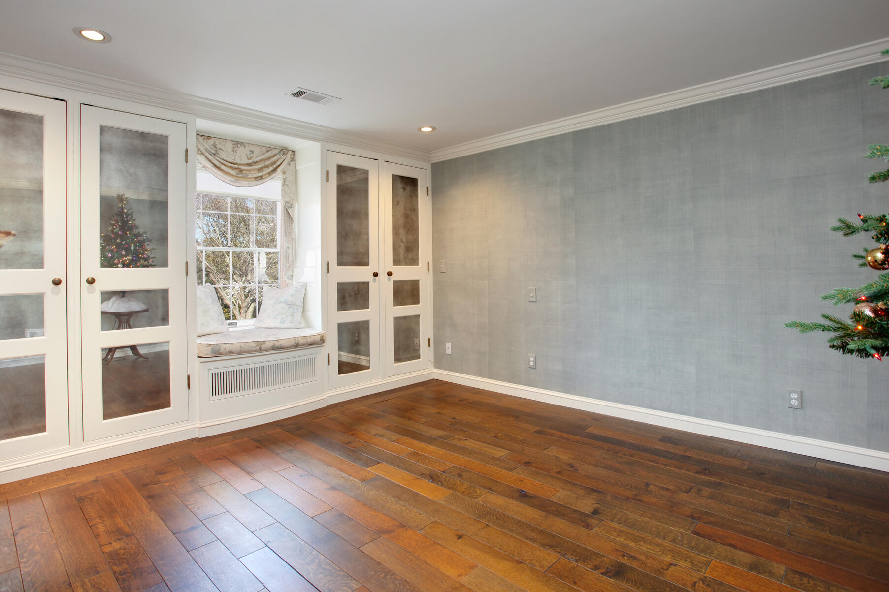 39 Tower Hill Road, Unit 16C Osterville, MA 02655 - Photo 28 of 42 a view of an empty room with wooden floor and a window