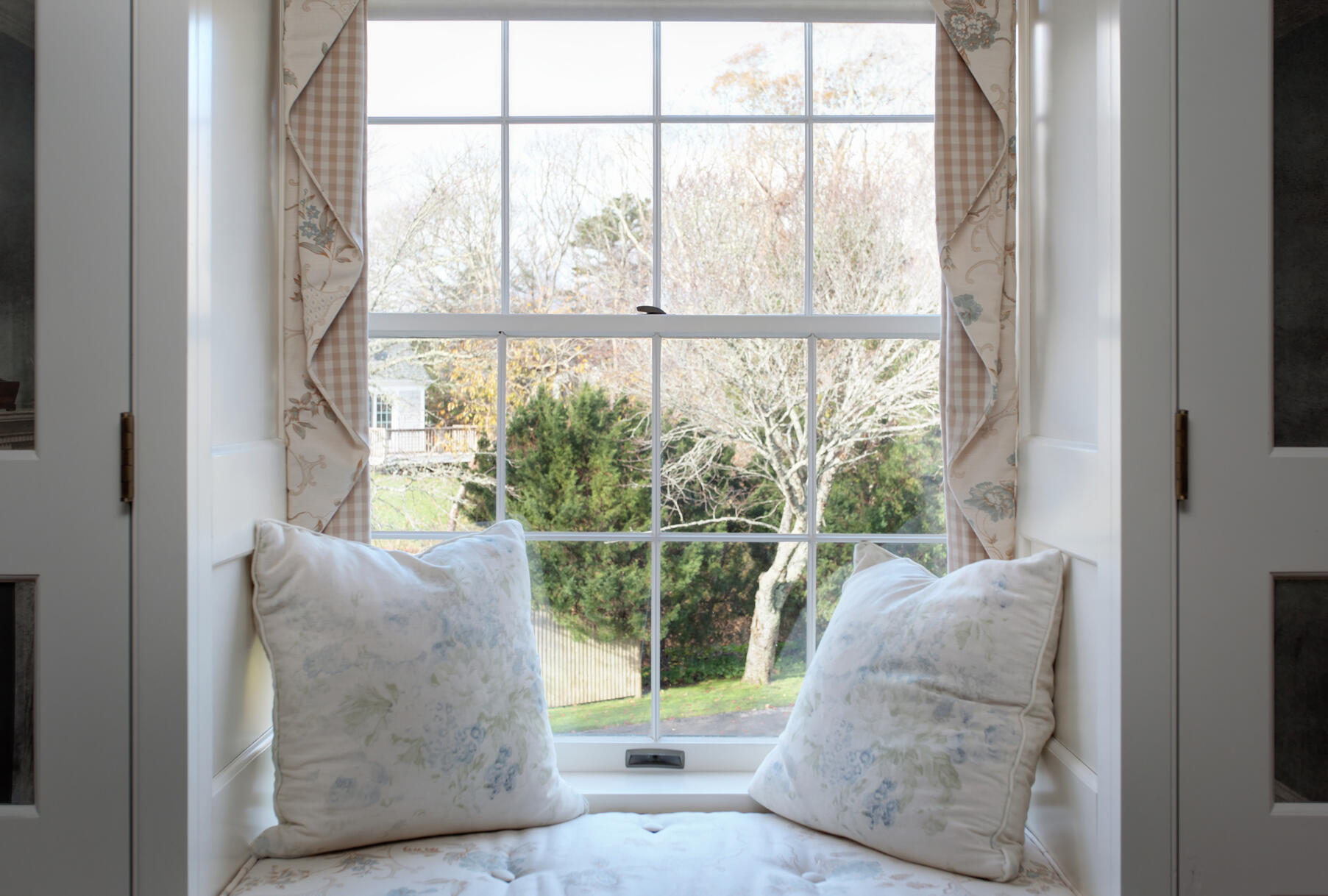 39 Tower Hill Road, Unit 16C Osterville, MA 02655 - Photo 31 of 42 a living room with furniture and a window