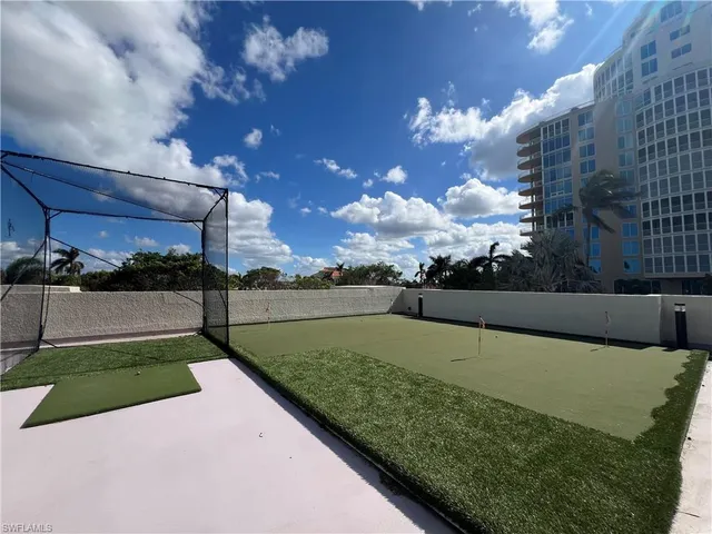 a view of a back yard