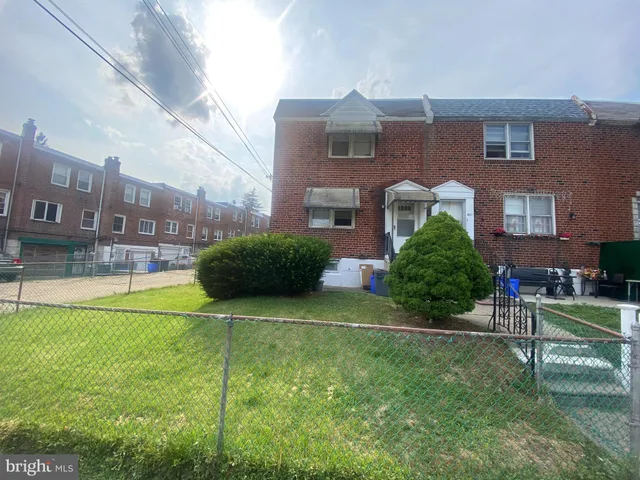 a view of a garden with a small yard