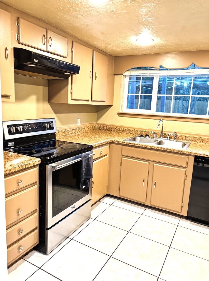 2514 Union Mill Road Houston, TX 77067 - Photo 16 of 25 a kitchen with granite countertop a stove sink and cabinets