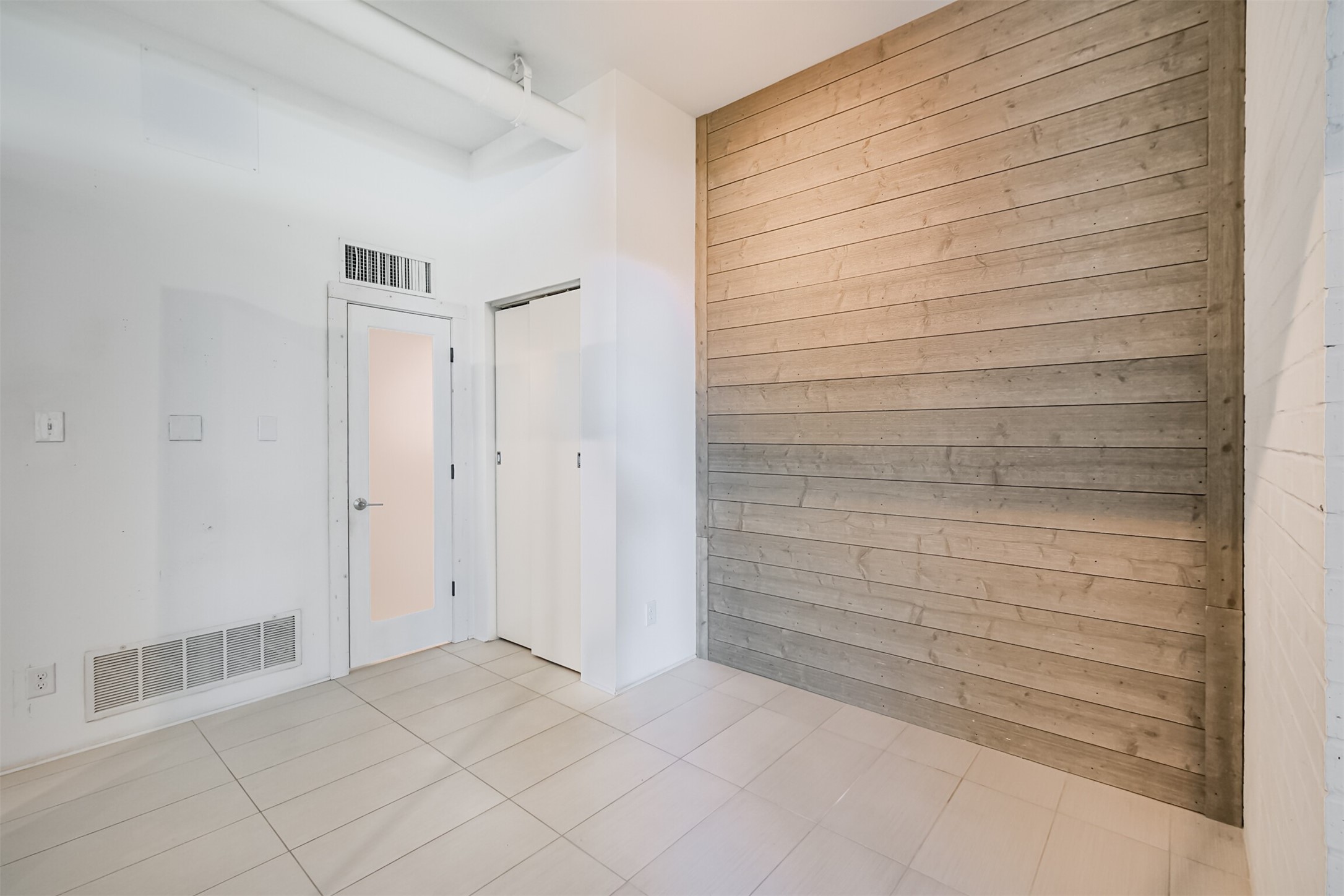 3600 Montrose Boulevard, Unit 104 Houston, TX 77006 - Photo 19 of 42 a view of walk in closet