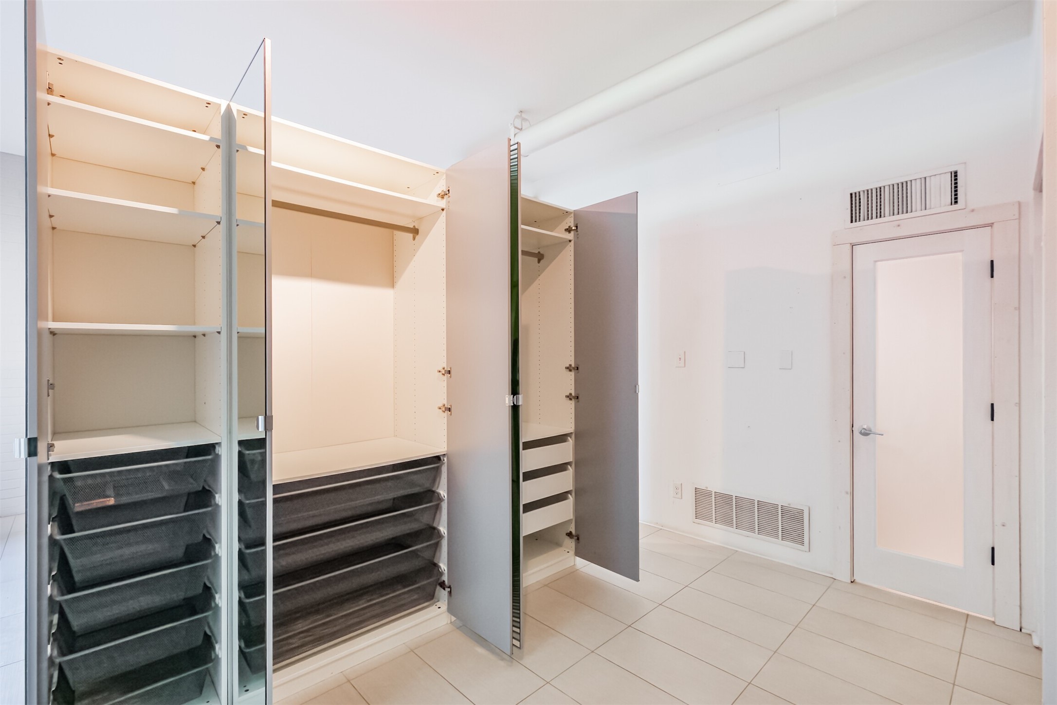 3600 Montrose Boulevard, Unit 104 Houston, TX 77006 - Photo 20 of 42 a view of walk in closet with empty racks