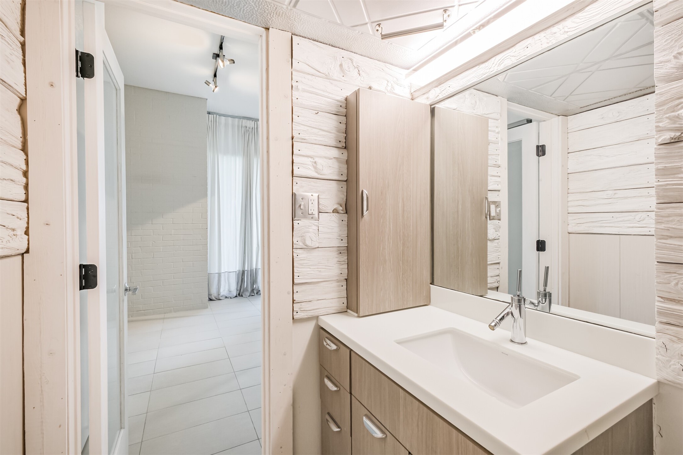 3600 Montrose Boulevard, Unit 104 Houston, TX 77006 - Photo 23 of 42 a bathroom with a sink shower and a mirror