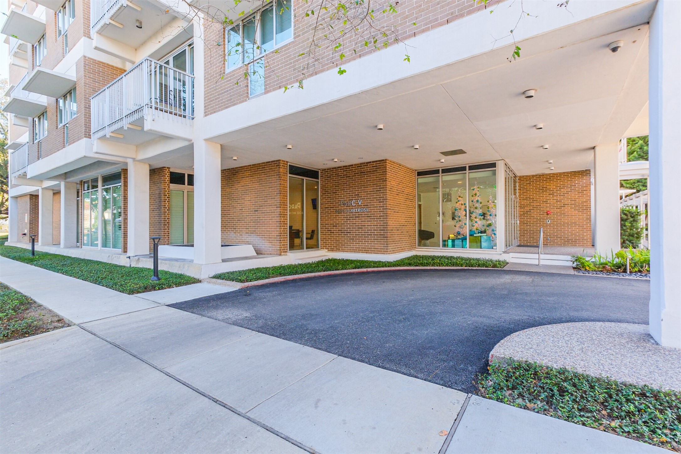 3600 Montrose Boulevard, Unit 104 Houston, TX 77006 - Photo 40 of 42 a view of a building with a street